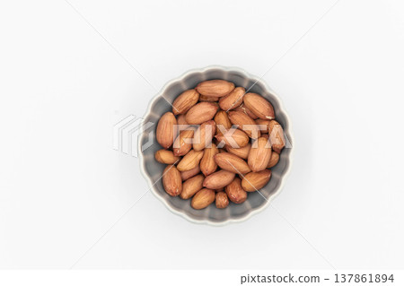 白色背景上的花生（俯視圖，留有文字空間） 137861894