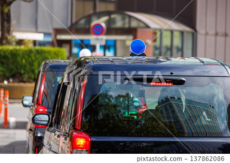 計程車排成一列等待乘客。 計程車排成一列等待乘客。 137862086