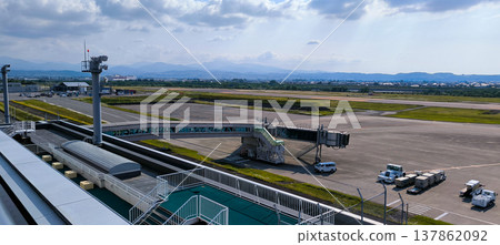 Toyama Airport: Apron and boarding bridge 137862092
