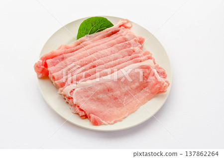 切成極薄片的豬裡肌肉 切成極薄片的豬裡肌肉 137862264