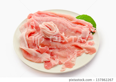 切成極薄片的豬裡肌肉 切成極薄片的豬裡肌肉 137862267