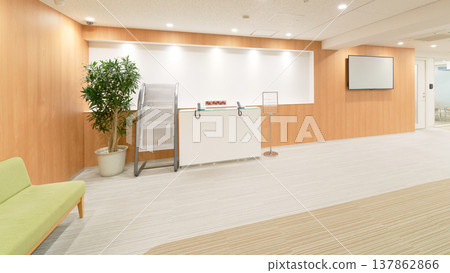 公司辦公室接待櫃檯和入口 公司辦公室接待櫃檯和入口 137862866