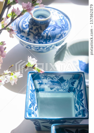 Japanese-style image [Porcelain bowl and cherry blossoms] 137862879