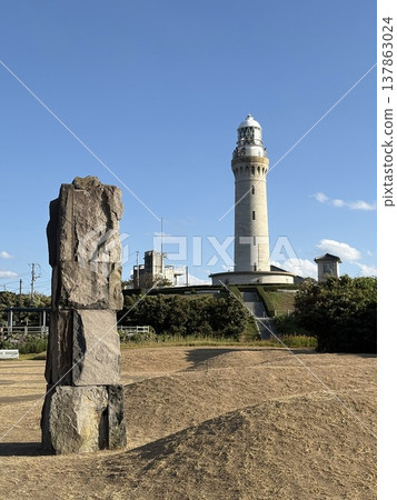 山口縣的旅遊景點：藍天下的角島燈塔和石碑。 137863024