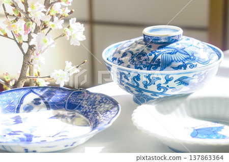Japanese-style image [Blue and white porcelain bowl and cherry blossoms] 137863364