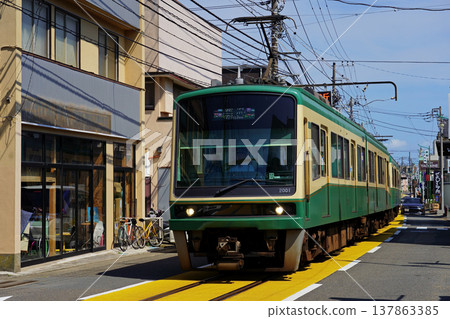 江之電2000系列列車在越江的電車線路上運行。 江之電2000系列列車在越江的電車線路上運行。 137863385