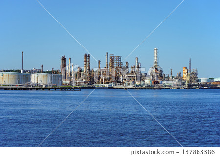 一幅描繪煉油廠的風景畫(晴天,白天) 一幅描繪煉油廠的風景畫(晴天,白天) 137863386