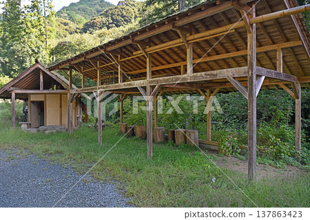 The tranquil scenery of Ishidatami Seiryuen in Uchiko Town, Ehime Prefecture: A mountain village adorned with a cedar bark-roofed watermill and a wooden gazebo. 137863423