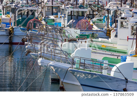 停泊的漁船船頭在水面上上映出美麗的倒影 137863509