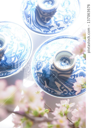 Japanese-style image [Blue and white porcelain bowl and cherry blossoms] 137863676