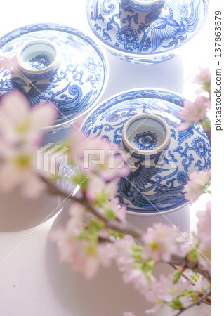 日式風格圖片【青花瓷碗與櫻花】 137863679