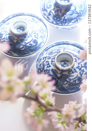 Japanese-style image [Blue and white porcelain bowl and cherry blossoms] 137863682