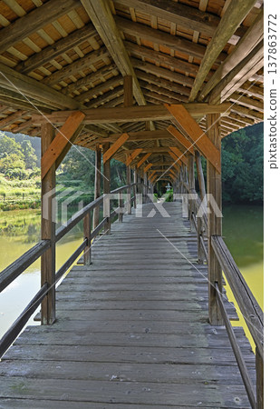 愛媛郡內子町石田民地區有一座廊橋，這是一條寧靜的走廊，周圍環繞著厚重的木造和池塘。 137863772
