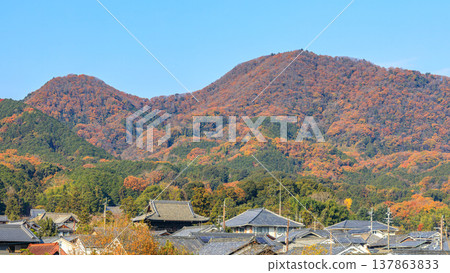 Taima-dera Temple's Niomon Gate and the autumn foliage of Mount Futakami (male and female peaks), December 8, 2025. Taima-dera Temple's Niomon Gate and the autumn foliage of Mount Futakami (male and female peaks), December 8, 2025. 137863833
