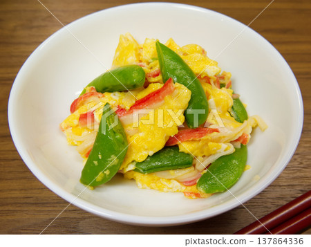 Stir-fried eggs with snap peas and imitation crab meat 137864336