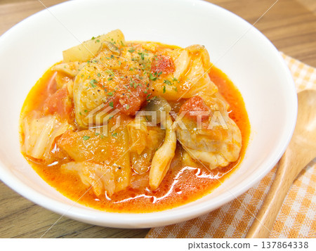 番茄燉雞肉和高麗菜 番茄燉雞肉和高麗菜 137864338