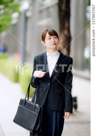 一個穿西裝的女人 一個穿西裝的女人 137865567