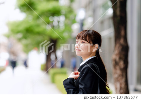 一個穿西裝的女人 137865577