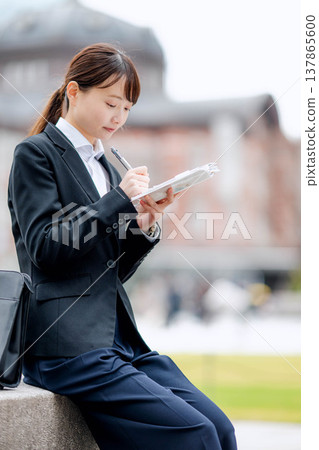 一個穿西裝的女人 一個穿西裝的女人 137865600