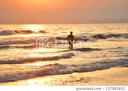 久根沼海灘的日落景色和衝浪者的剪影 久根沼海灘的日落景色和衝浪者的剪影 137865652
