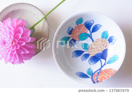 Japanese-style image [Japanese tableware and dahlia flowers] 137865979