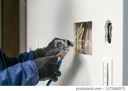 電氣線路工作:電工專門從事的手工操作,使用剪線鉗處理電線。 電氣線路工作:電工專門從事的手工操作,使用剪線鉗處理電線。 137866073