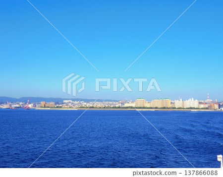 從海上眺望鹿兒島市（鹿兒島縣鹿兒島市） 137866088