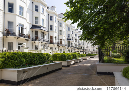 Elegant white townhouses in a luxury London residential neighborhood 137866144
