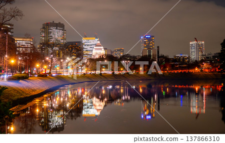 從東京皇居櫻田門眺望夜景 137866310