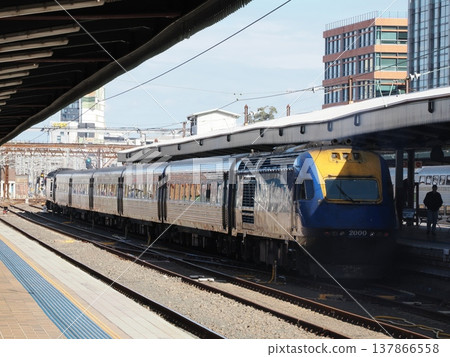 藍黃相間的列車靜靜地停在城市月台上——中央車站度過了一個寧靜的下午。 137866558