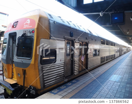下午,一節雙層火車車廂靜靜地停在中央車站的月台上。 下午,一節雙層火車車廂靜靜地停在中央車站的月台上。 137866562