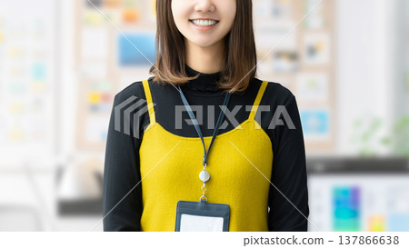 微笑的女人/女商人 137866638