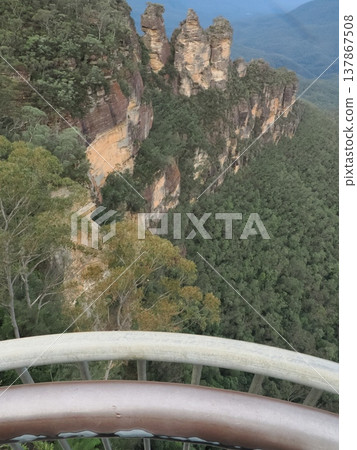 三姊妹峰的遠景漸漸隱沒在伊莉莎白女王瞭望台上。 三姊妹峰的遠景漸漸隱沒在伊莉莎白女王瞭望台上。 137867508