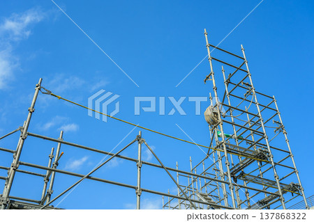 建築工地的施工前鷹架 建築工地的施工前鷹架 137868322