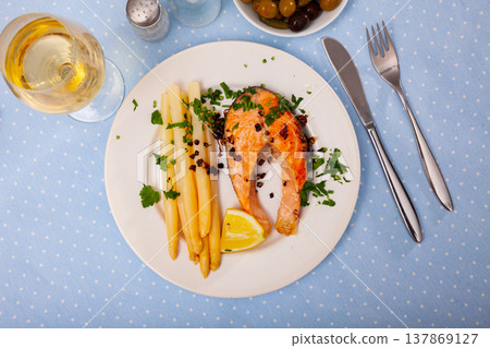 Grilled salmon with asparagus Grilled salmon with asparagus 137869127