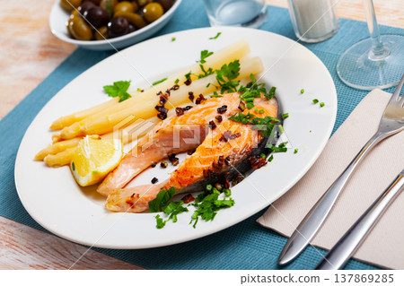 Grilled salmon with asparagus 137869285