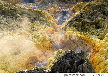 衣索比亞達洛爾地區,硫磺瀰漫的地形上蒸氣升騰。 衣索比亞達洛爾地區,硫磺瀰漫的地形上蒸氣升騰。 137869396