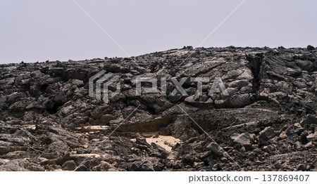衣索比亞達納基勒窪地埃爾塔阿雷火山的凝固熔岩地形 衣索比亞達納基勒窪地埃爾塔阿雷火山的凝固熔岩地形 137869407