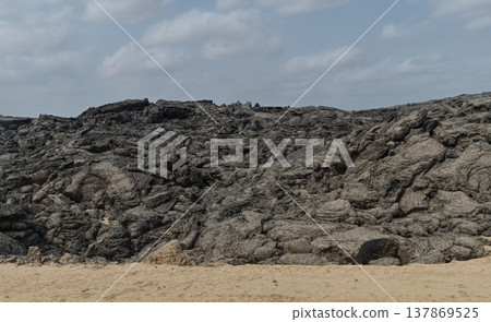 衣索比亞東北部阿法爾地區崎嶇的熔岩流地形 衣索比亞東北部阿法爾地區崎嶇的熔岩流地形 137869525