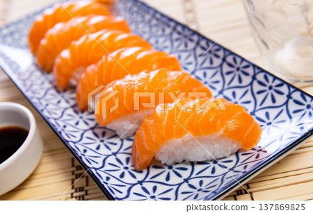 row salmon nigiri 137869825