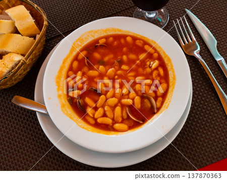 Stewed white beans with clams - traditional dish of spanish cuisine 137870363