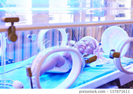 Baby mannequin in incubator Baby mannequin in incubator 137871611