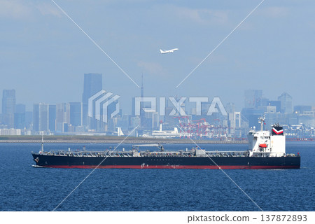 Crude oil tankers sailing in Tokyo Bay Crude oil tankers sailing in Tokyo Bay 137872893