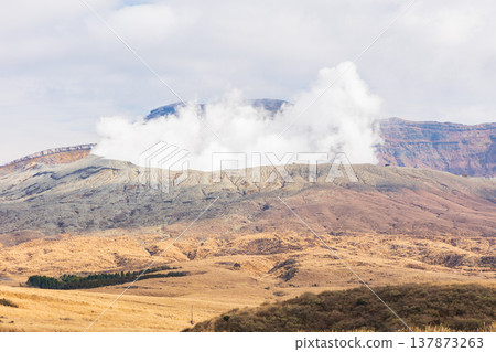 Late autumn in Aso, Kumamoto Prefecture: Mount Aso, Nakadake (Aso Five Peaks) 137873263