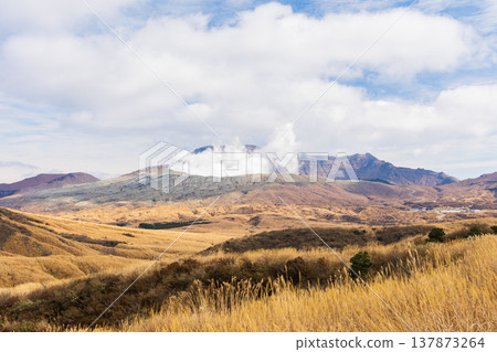 Late autumn in Aso, Kumamoto Prefecture: Mount Aso, Nakadake (Aso Five Peaks) 137873264