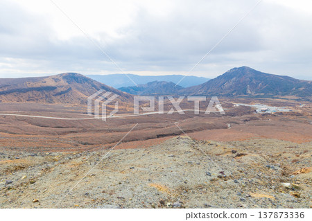 深秋時節，從熊本縣阿蘇山中岳火山口展望台上看到的景色。 137873336