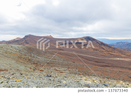 View from the Nakadake Crater Observation Deck on Mount Aso in Kumamoto Prefecture in late autumn. 137873340