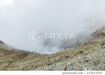 Late autumn in Aso, Kumamoto Prefecture: Mount Aso, Nakadake crater 137873347