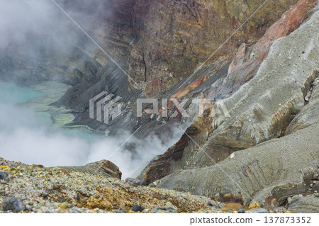 Late autumn in Aso, Kumamoto Prefecture: Mount Aso, Nakadake crater 137873352