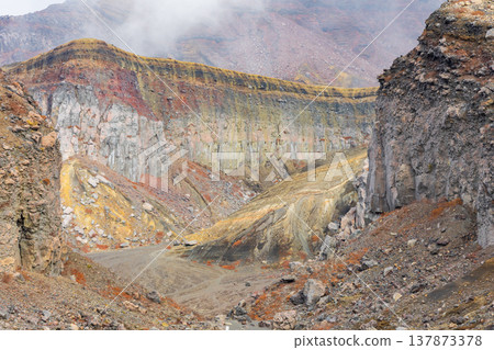 熊本縣阿蘇山深秋時節:阿蘇山中岳第四火山口 熊本縣阿蘇山深秋時節:阿蘇山中岳第四火山口 137873378